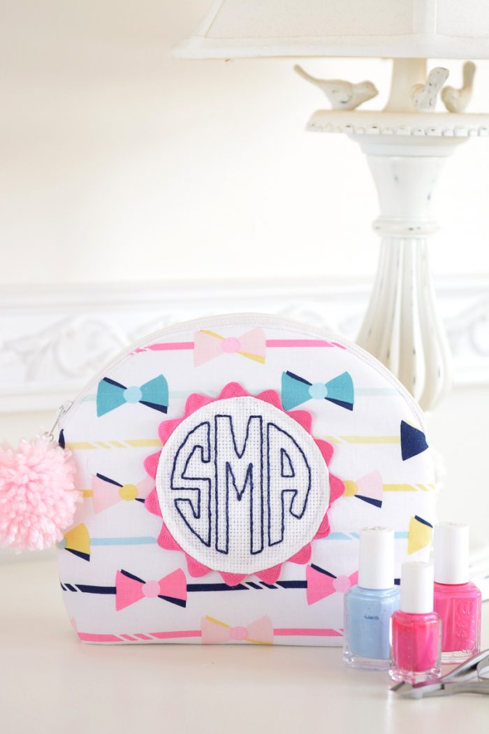 http://www.polkadotchair.com/wp-content/uploads/2015/03/Monogram-Zip-Pouch-Sewmamasew-12-copy1-700x1050.jpg