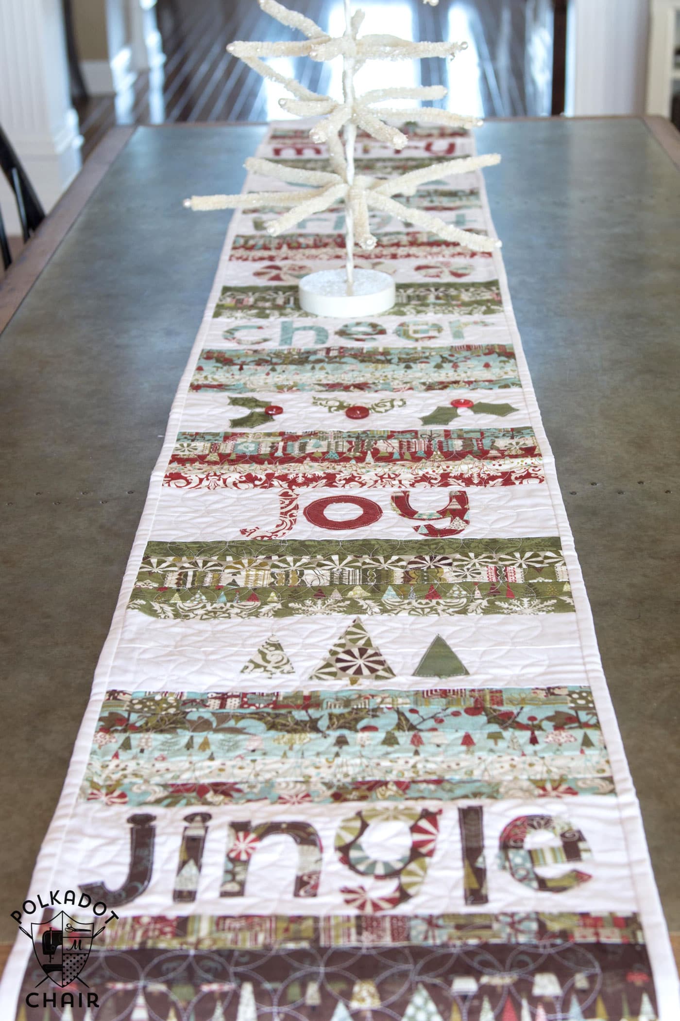 merry cheer quilted christmas table runner pattern the quilted christmas table runner patterns free