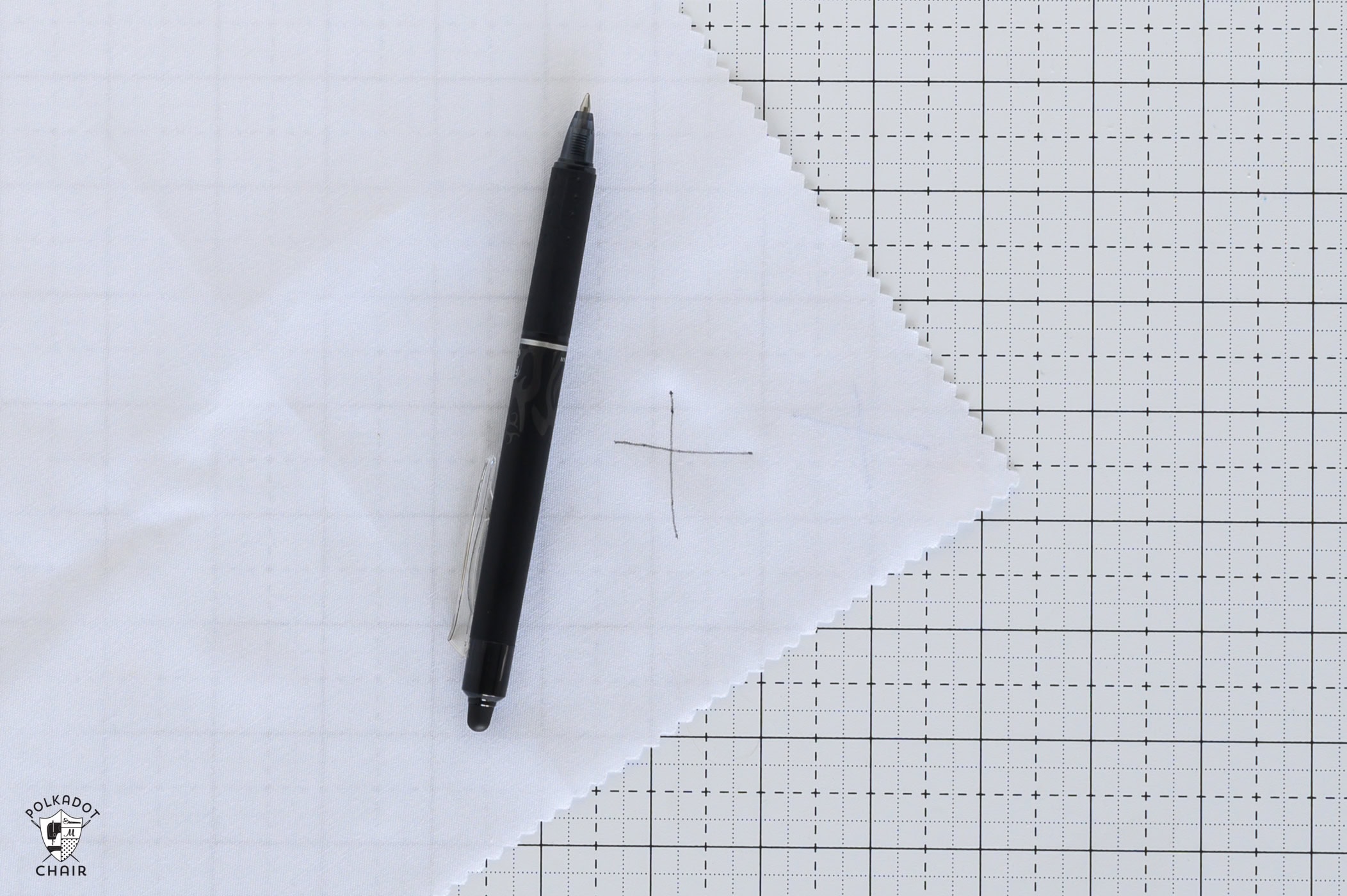 fabric marking pen with white fabric on cutting mat
