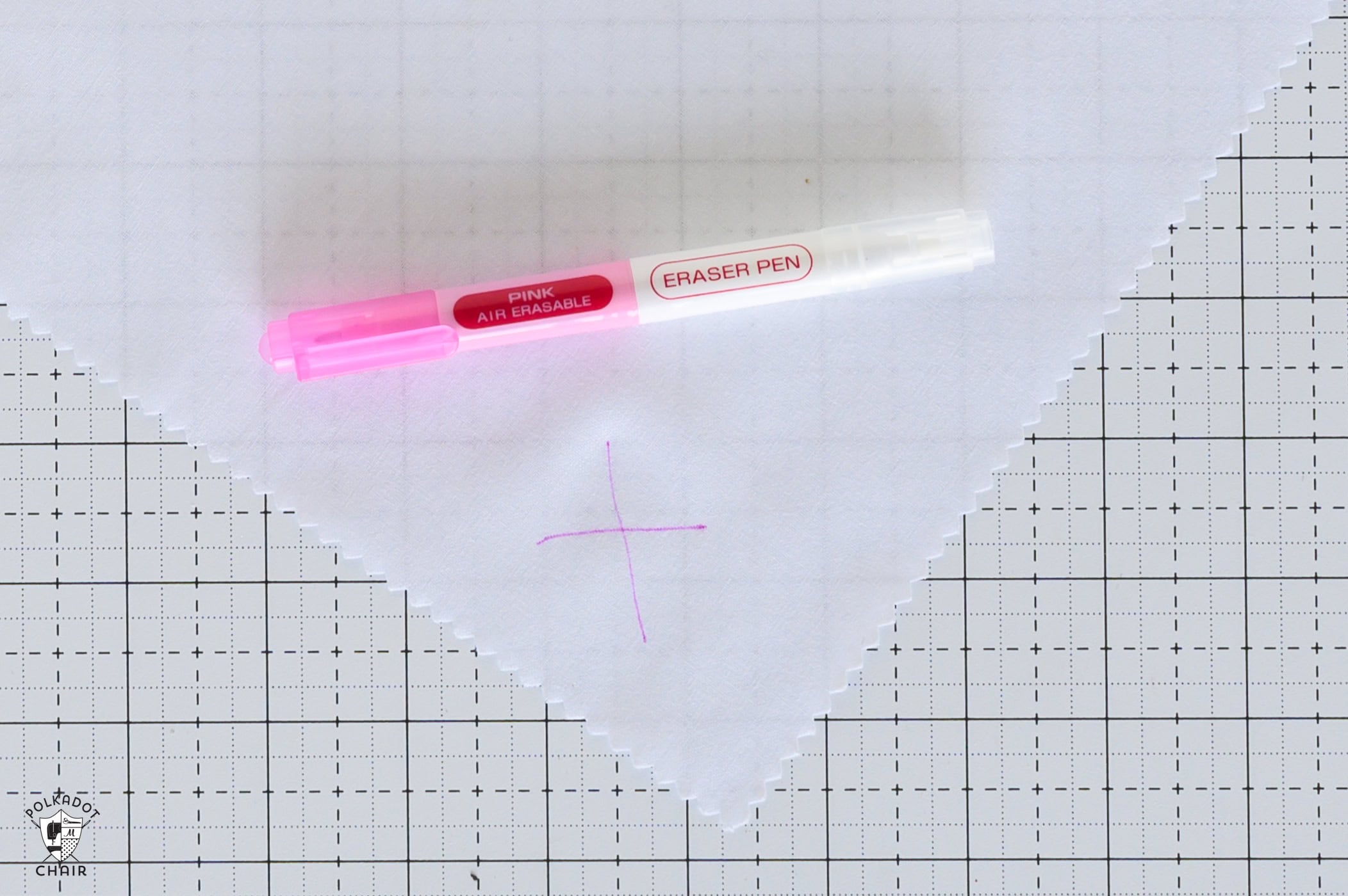 fabric marking pen with white fabric on cutting mat