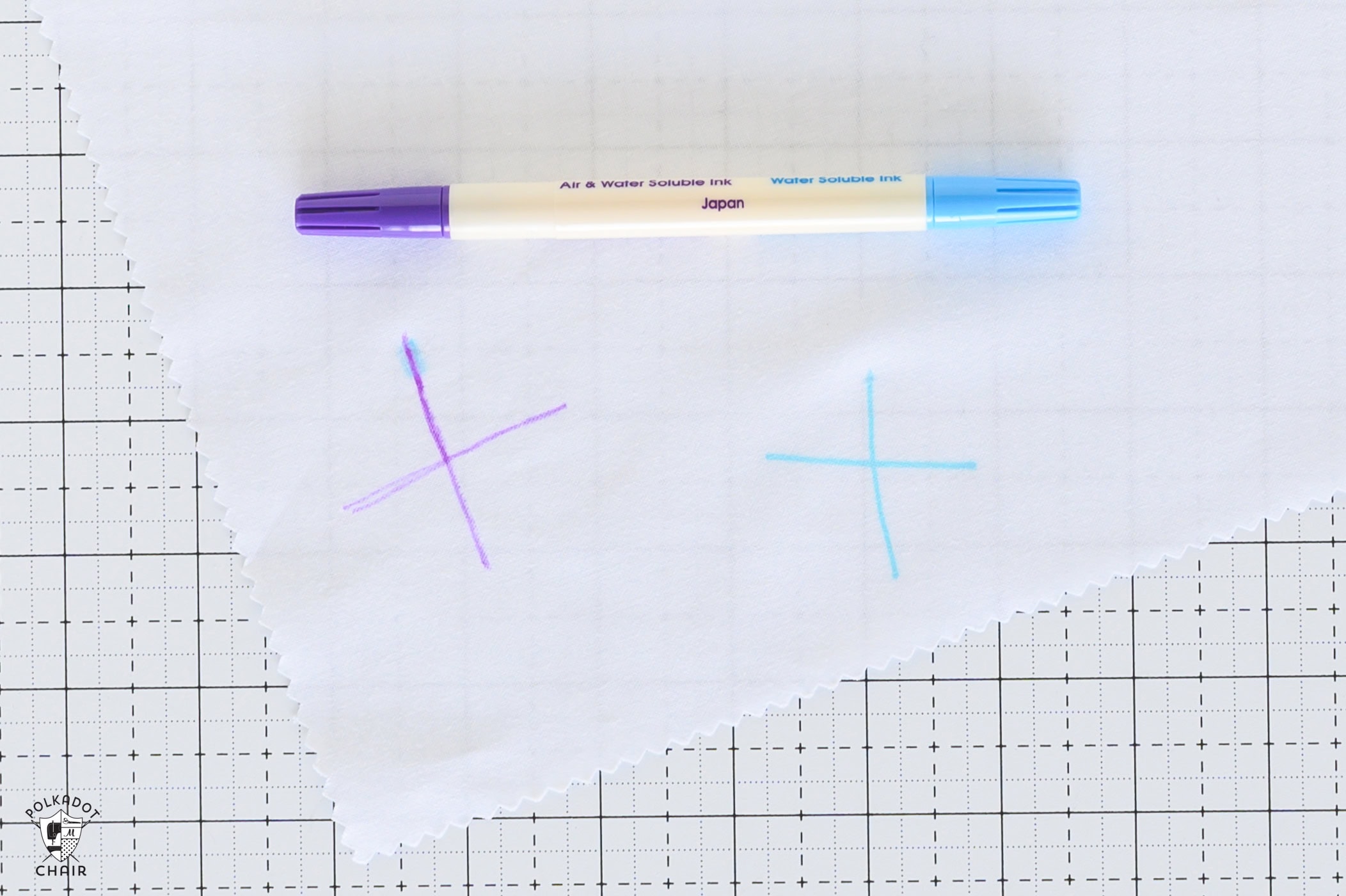fabric marking pen with white fabric on cutting mat