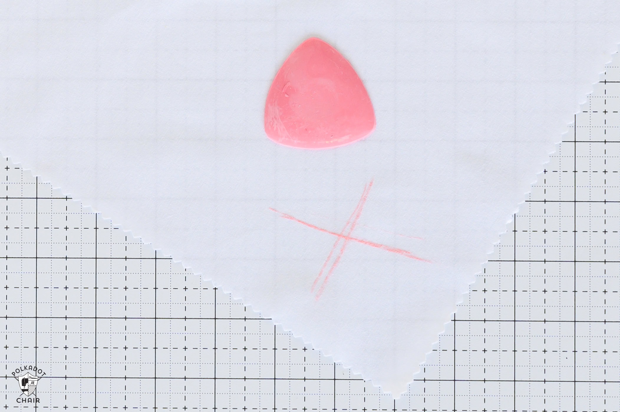 fabric marking pen with white fabric on cutting mat