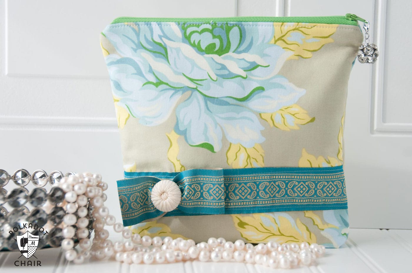 Free Sewing Pattern for an embellished stand up zippered pouch - fun little sewing tutorial