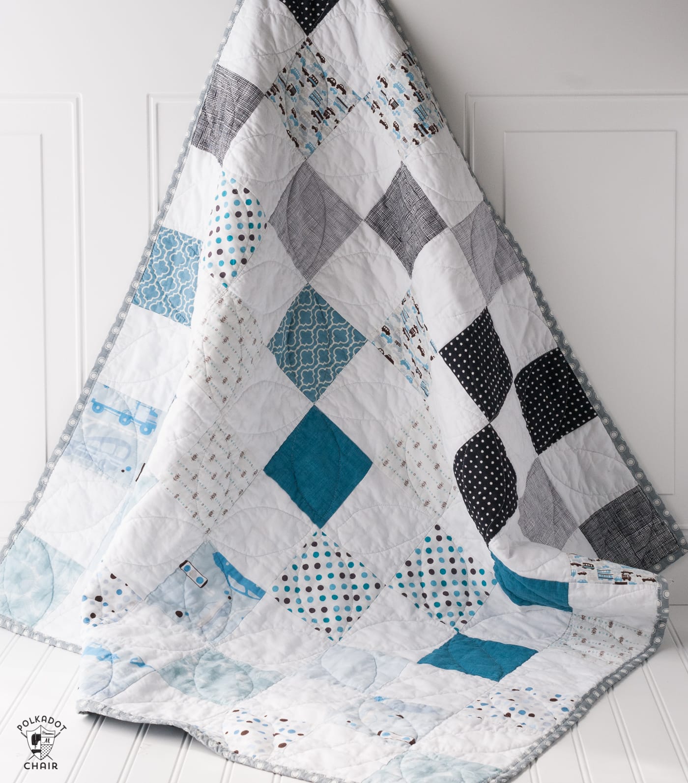 Use this patchwork baby quilt tutorial to make a cute quilt for a baby boy. Great quilt pattern for beginning quilter #babyquilt #babyquiltpattern #babyquilttutorial #patchworkquilttutorial