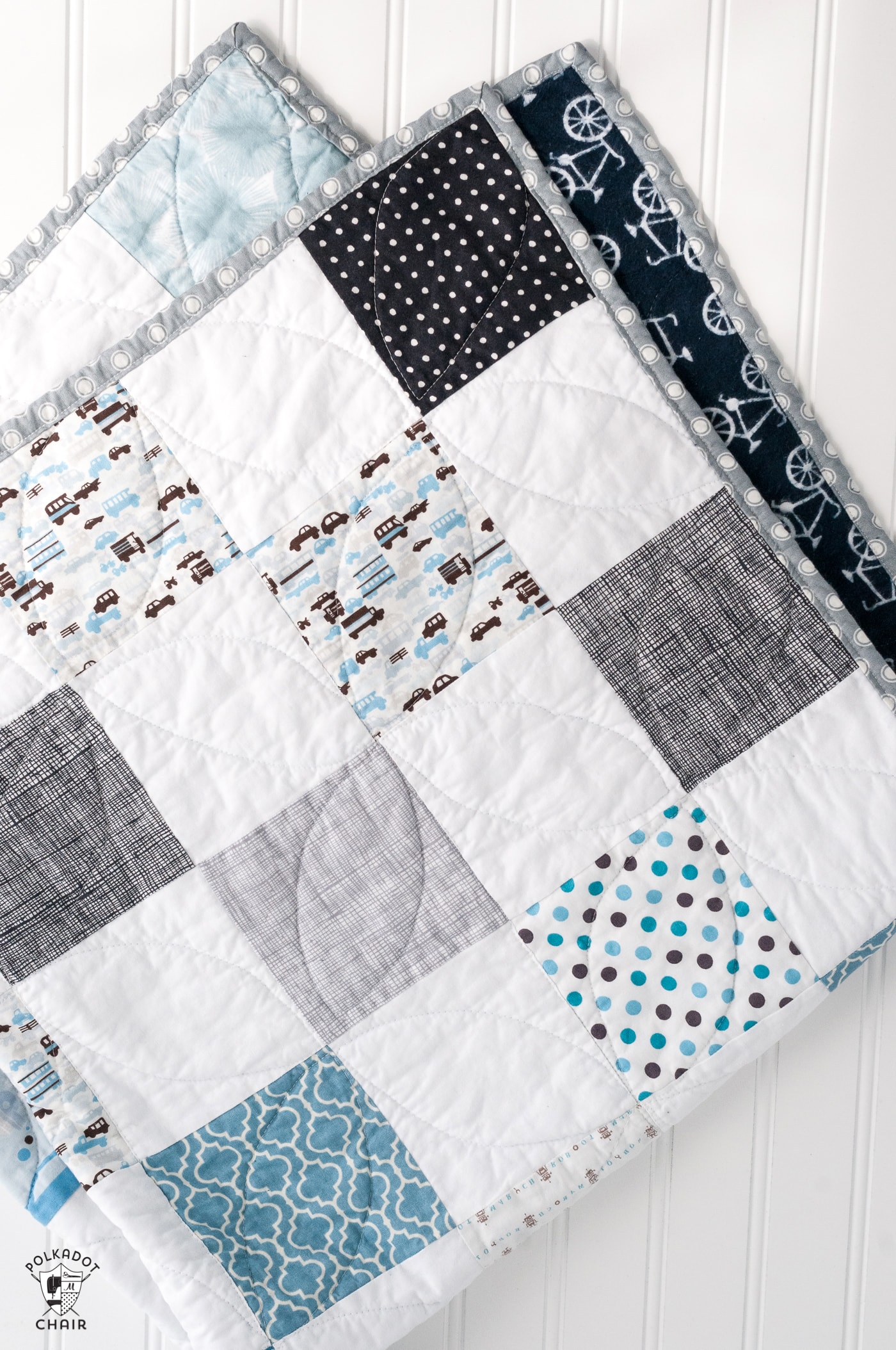 Use this patchwork baby quilt tutorial to make a cute quilt for a baby boy. Great quilt pattern for beginning quilter #babyquilt #babyquiltpattern #babyquilttutorial #patchworkquilttutorial