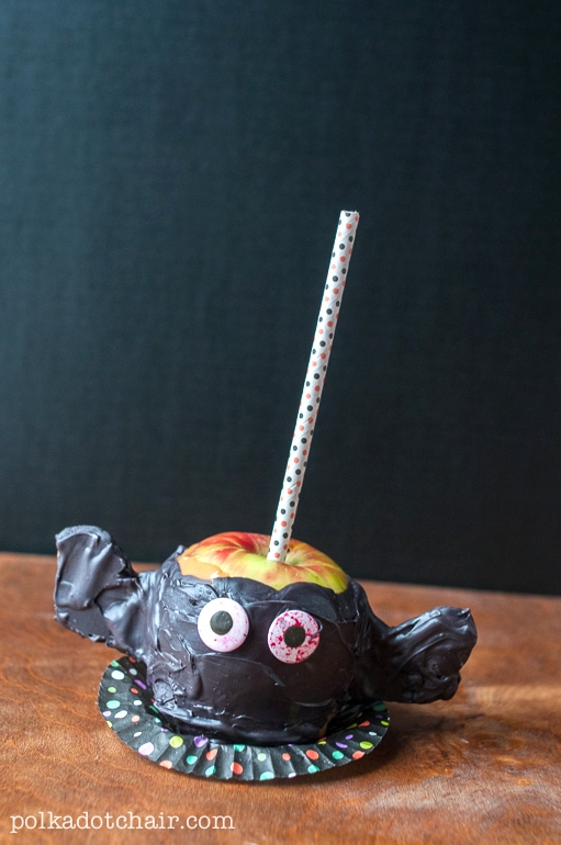 Recipe for Caramel Apples decorated like monsters, so cute! Great idea Halloween food to serve. 