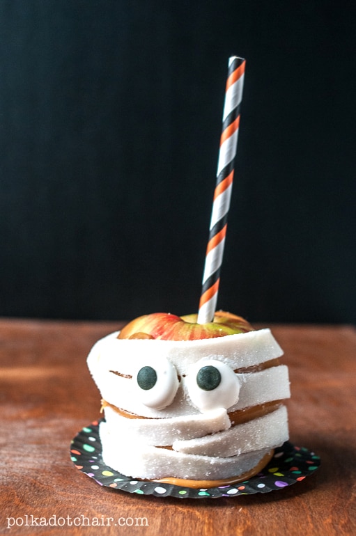 Recipe for Caramel Apples decorated like monsters, so cute! Great idea Halloween food to serve. 