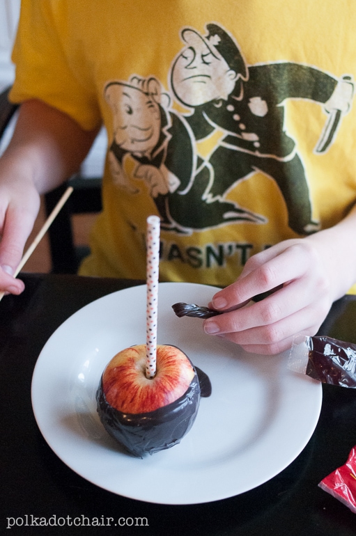 Recipe for Caramel Apples decorated like monsters, so cute! Great idea Halloween food to serve. 
