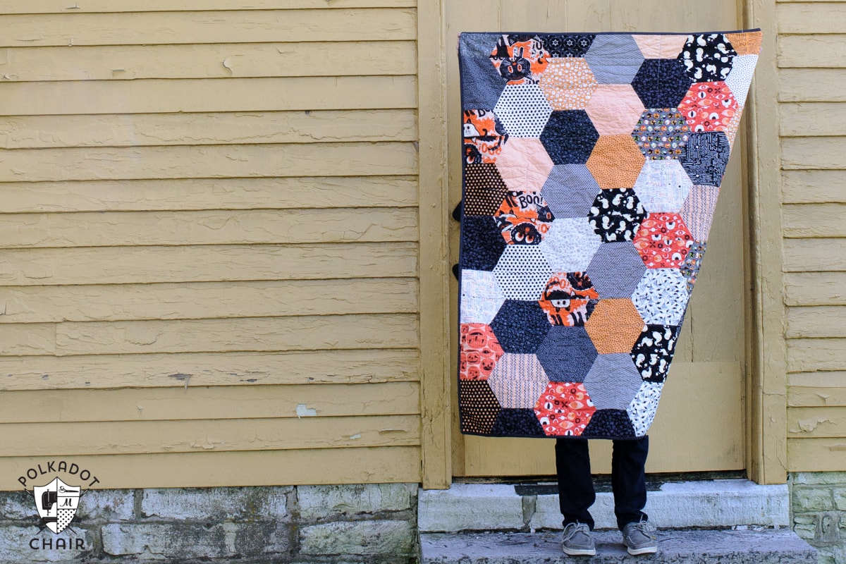 Halloween Hexagon Quilt ; DIY project and cute Halloween decoration