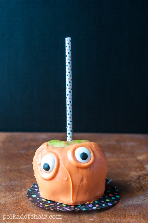 Recipe for Caramel Apples decorated like monsters, so cute! Great idea Halloween food to serve. 