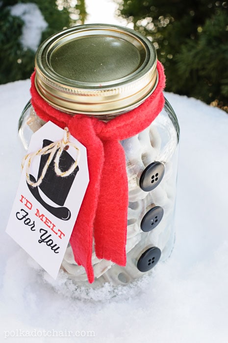 Cute Snowman Mason Jar Gift Idea- so simple! You can download the "I'd Melt for you Tag" on the site