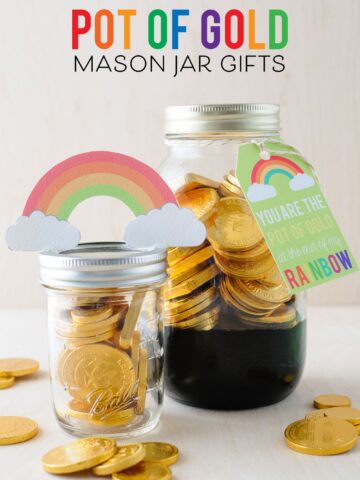 Cute St. Patrick's Day Mason Jar gift ideas- "pot of gold" jars with free printable tags.