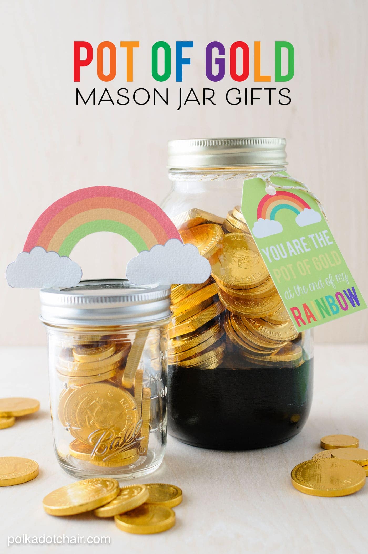 Cute St. Patrick's Day Mason Jar gift ideas- "pot of gold" jars with free printable tags.