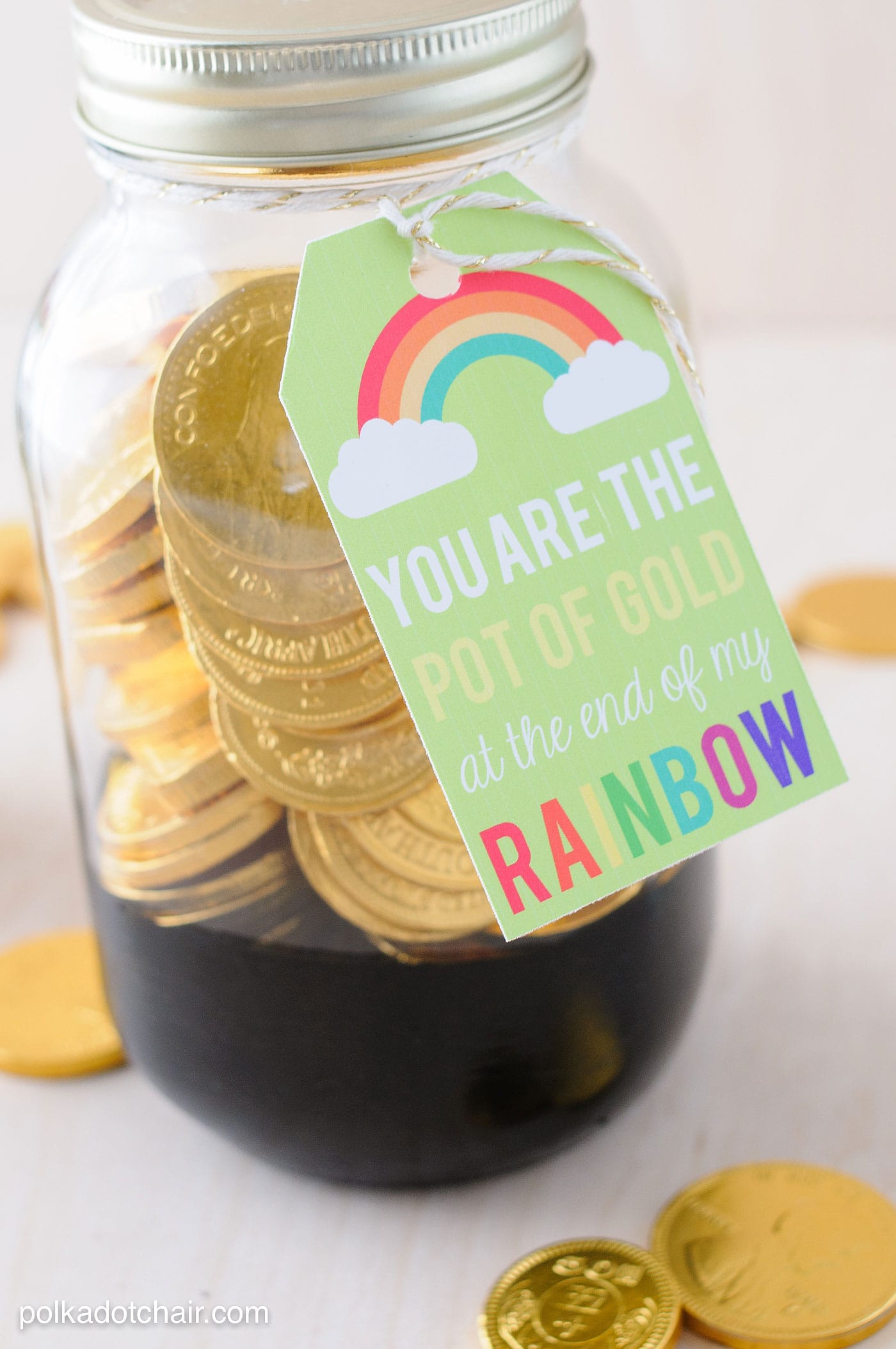 Cute St. Patrick's Day Mason Jar gift ideas- "pot of gold" jars with free printable tags.