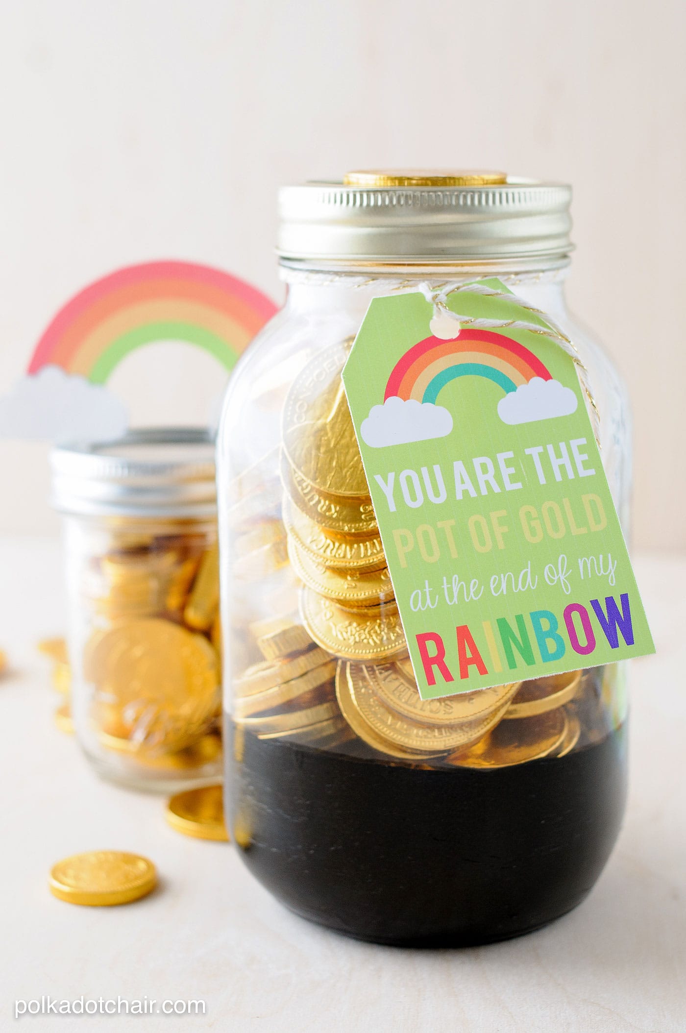 Cute St. Patrick's Day Mason Jar gift ideas- "pot of gold" jars with free printable tags.