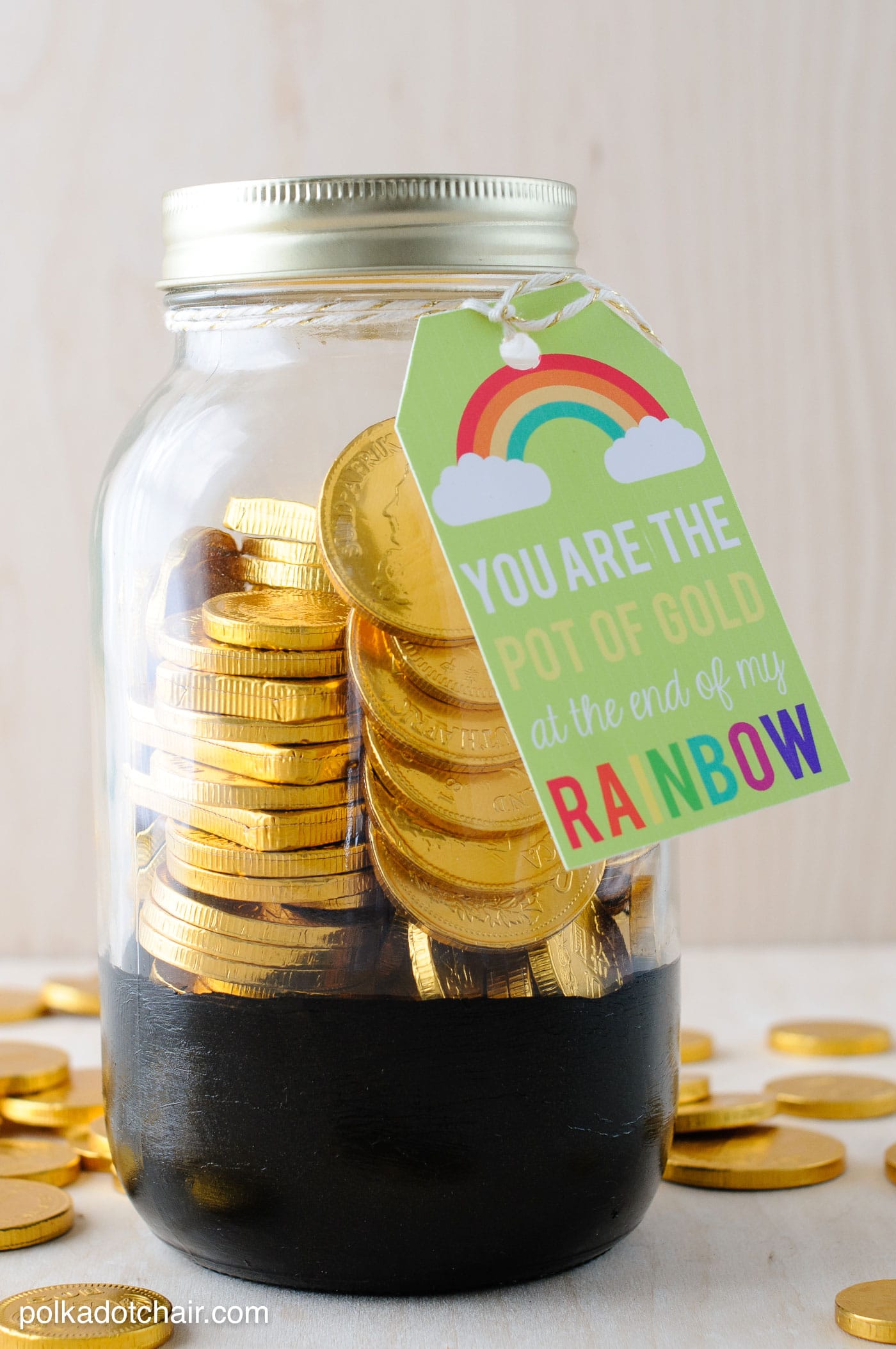 Cute St. Patrick's Day Mason Jar gift ideas- "pot of gold" jars with free printable tags.