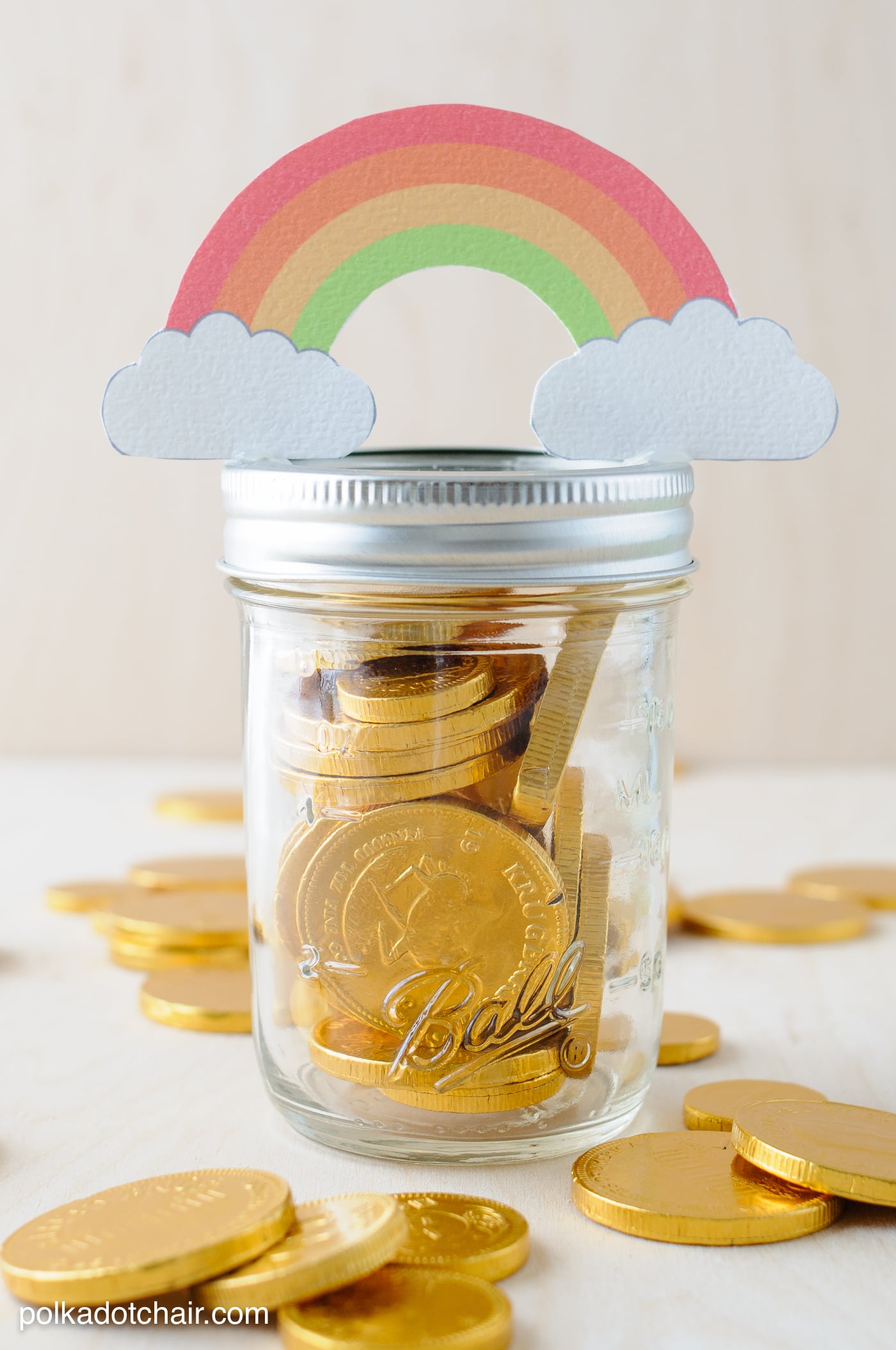 Cute St. Patrick's Day Mason Jar gift ideas- "pot of gold" jars with free printable tags.