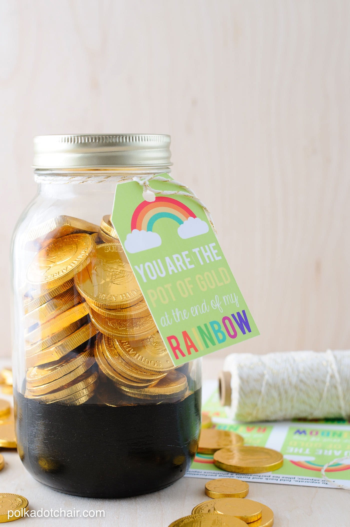 Cute St. Patrick's Day Mason Jar gift ideas- "pot of gold" jars with free printable tags.