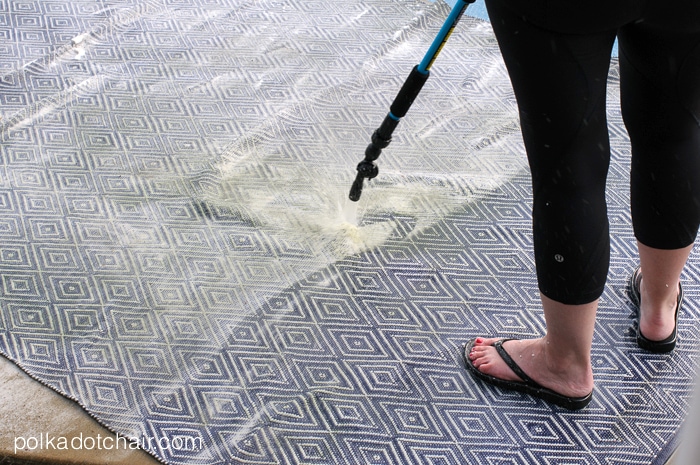 How to Clean an Outdoor Rug on polkadotchair.com