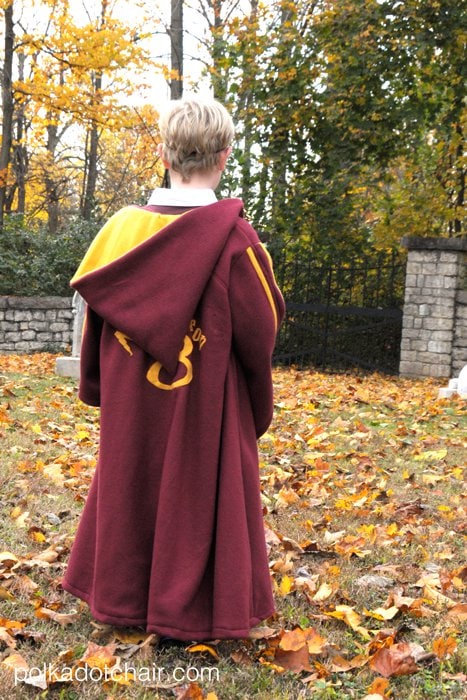 How to make your own Harry Potter Quidditch Robes on polkadotchair.com