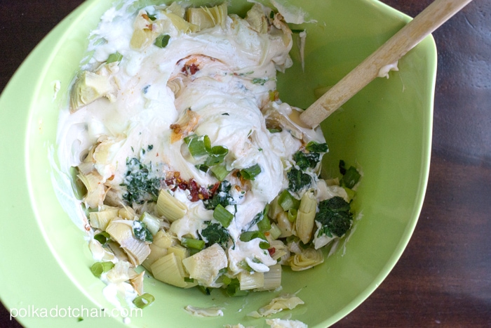 Creamy Spinach and Artichoke Dip Recipe on polkadotchair.com
