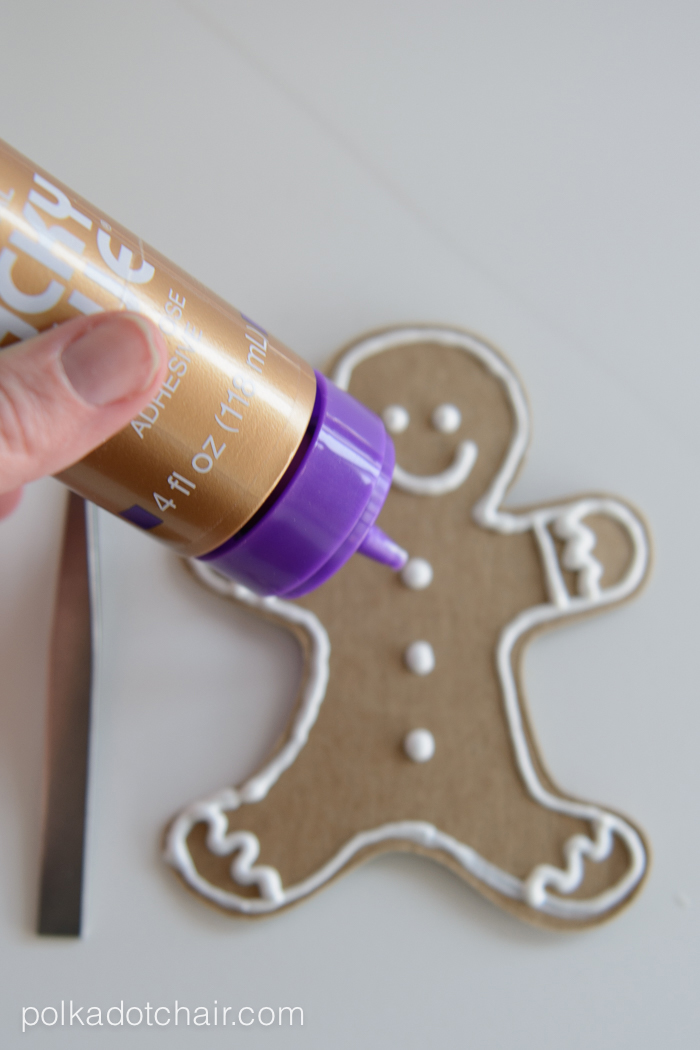 DIY Gingerbread Garland Christmas Craft Kit, a clever idea for a Christmas gift for friends! They can make it themselves 