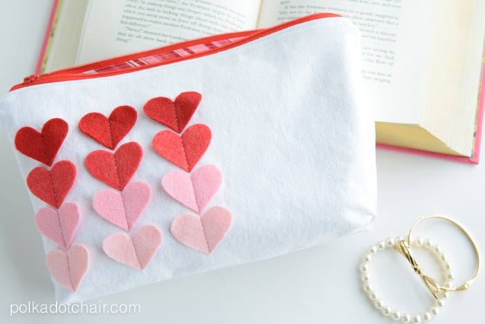 Sweetheart Zip Pouch Sewing Tutorial.. a cute and simple Valentine's Day Sewing Project