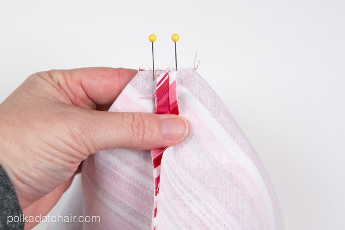 Sweetheart Zip Pouch Sewing Tutorial.. a cute and simple Valentine's Day Sewing Project