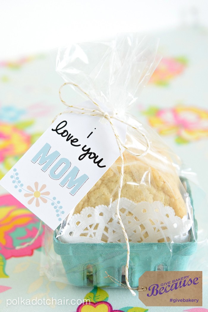 Use a bit of creative packaging and these cute free printable tags to dress up some treats purchased at the grocery store to make a cute and fun gift for Mom!