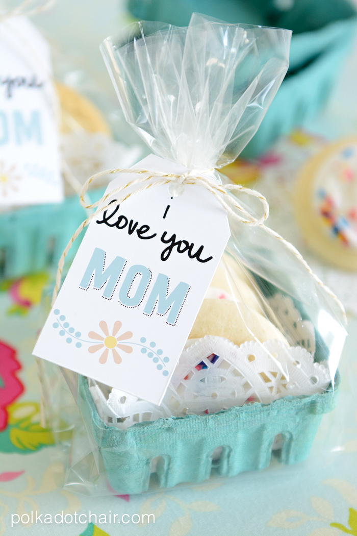 Use a bit of creative packaging and these cute free printable tags to dress up some treats purchased at the grocery store to make a cute and fun gift for Mom!