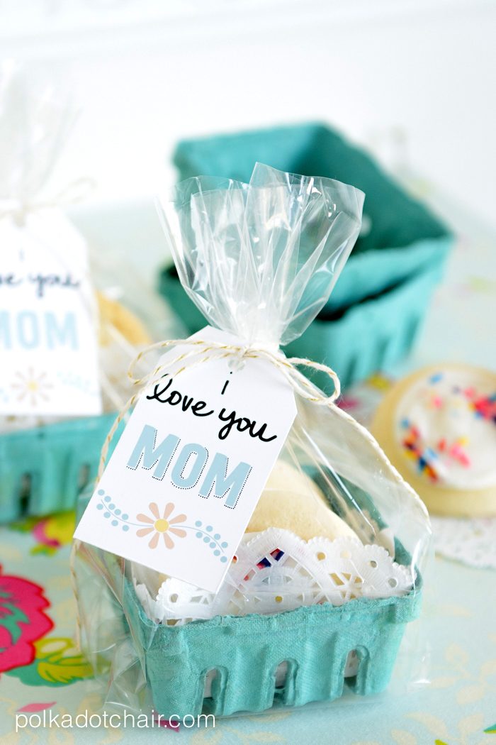 Use a bit of creative packaging and these cute free printable tags to dress up some treats purchased at the grocery store to make a cute and fun gift for Mom!