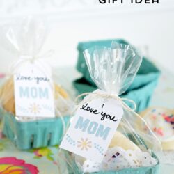 Use a bit of creative packaging and these cute free printable tags to dress up some treats purchased at the grocery store to make a cute and fun gift for Mom!