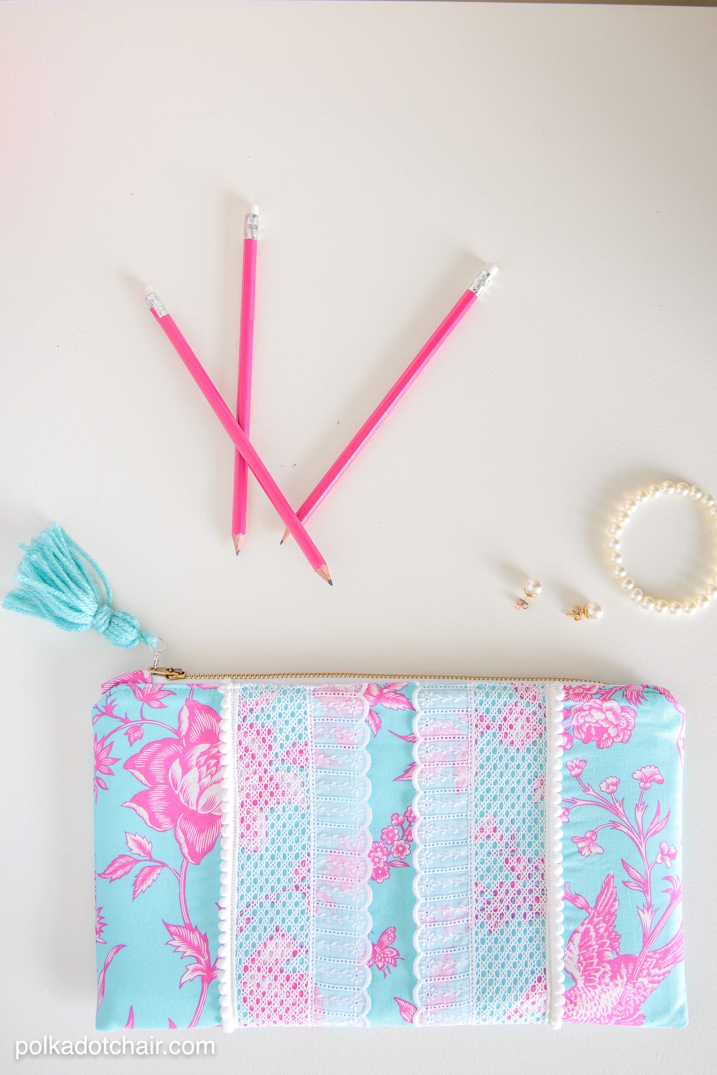 Super cute Lilly Pulitzer inspired pom pom clutch sewing pattern. Cute fashion DIY project on polkadotchair.com