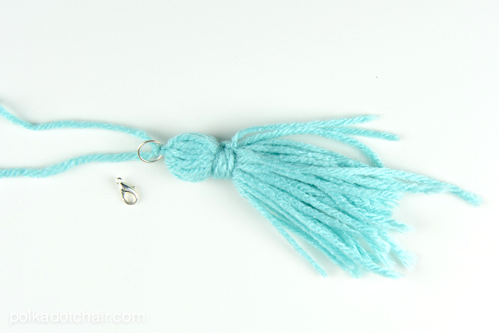 How to make a mini tassel that attaches to a zipper out of yarn - 