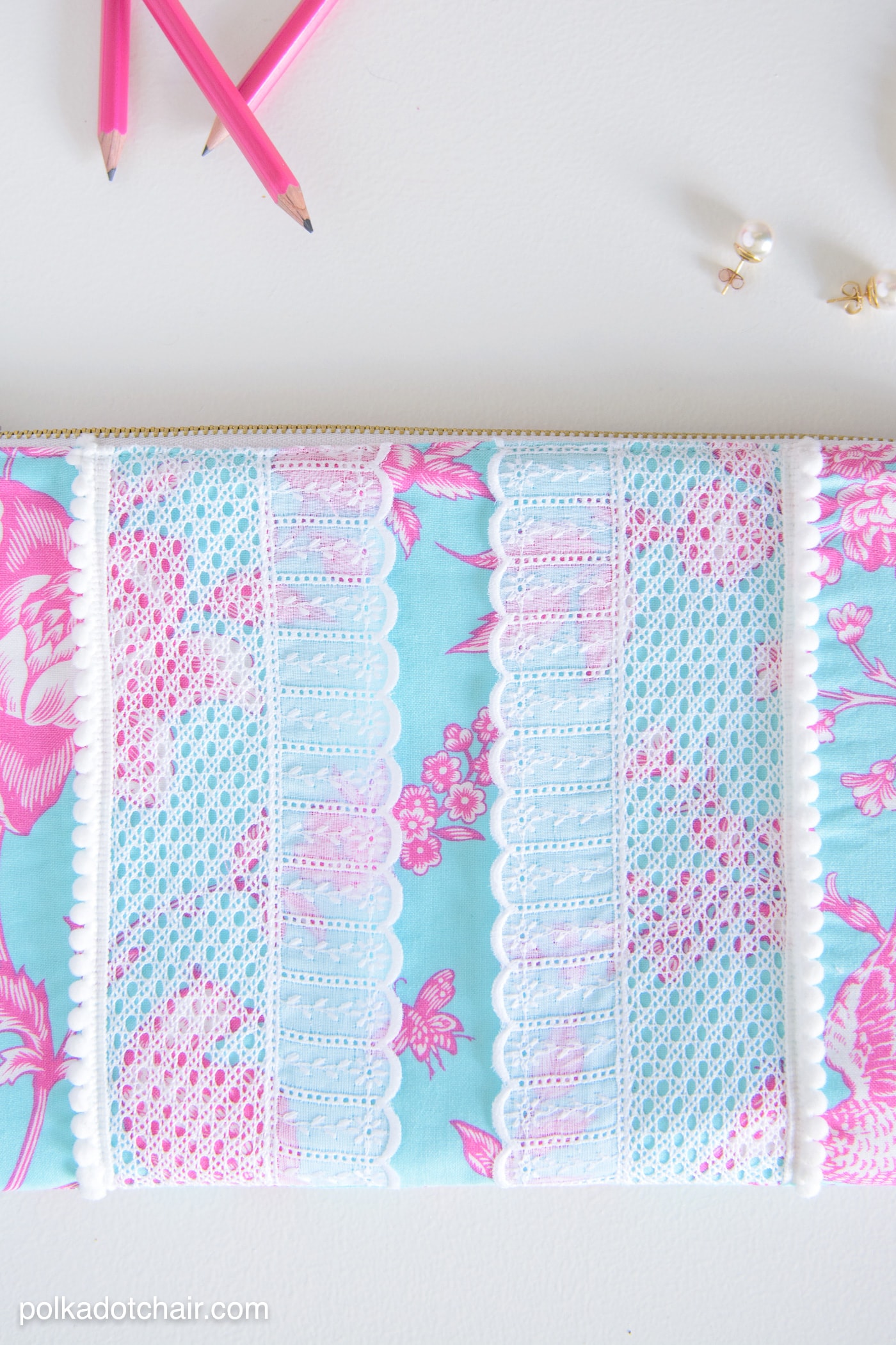 Super cute Lilly Pulitzer inspired pom pom clutch sewing pattern. Cute fashion DIY project on polkadotchair.com