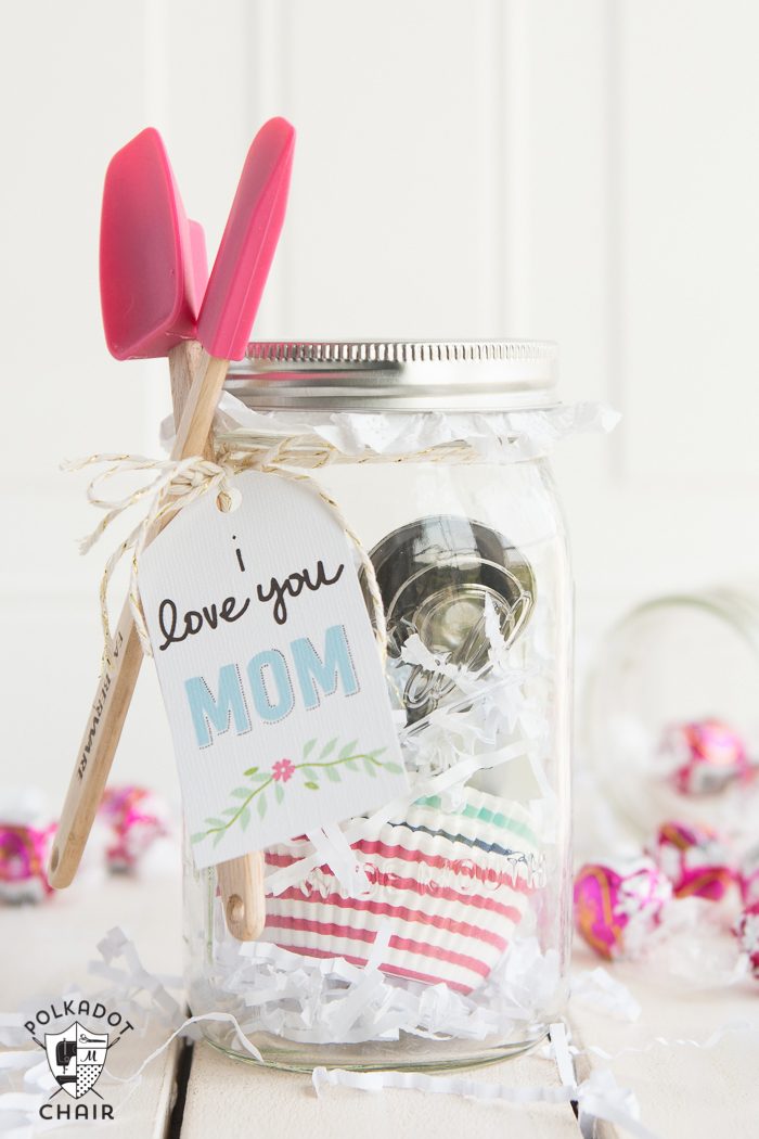 15 Clever Mason Jar Gift Ideas for Mom - perfect for a last minute gift!