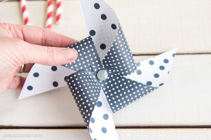 Cute tutorial on how to make a pinwheel using a paper straw. Great craft idea to decorate for the 4th of July. 