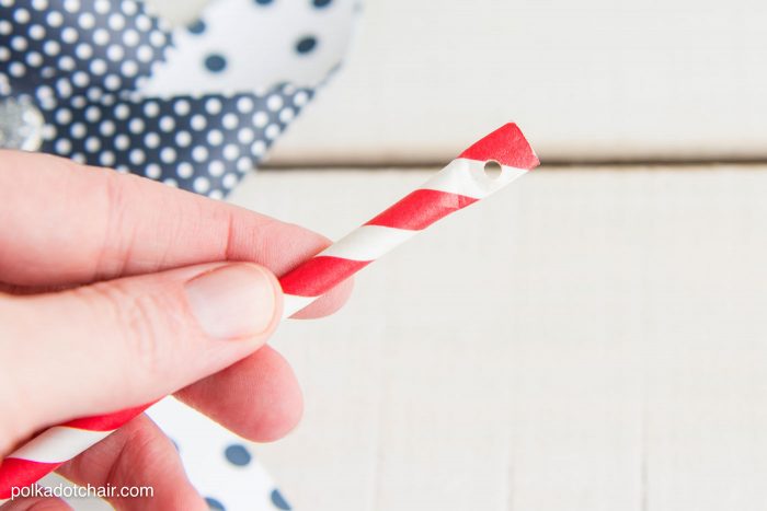 Cute tutorial on how to make a pinwheel using a paper straw. Great craft idea to decorate for the 4th of July. 