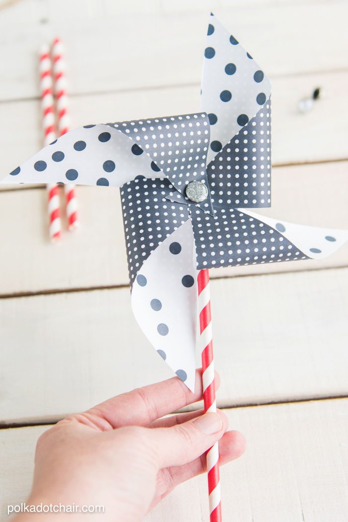 Cute tutorial on how to make a pinwheel using a paper straw. Great craft idea to decorate for the 4th of July. 