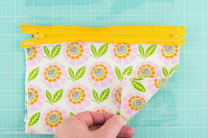 Sewing Pattern for a "Splash Proof" zippered phone pouch. Totally making one of these for summer.