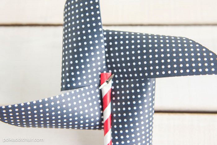 Cute tutorial on how to make a pinwheel using a paper straw. Great craft idea to decorate for the 4th of July. 