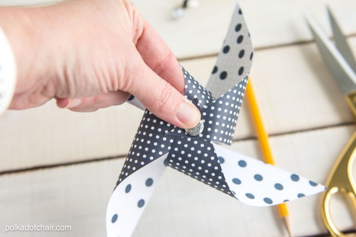 Cute tutorial on how to make a pinwheel using a paper straw. Great craft idea to decorate for the 4th of July. 