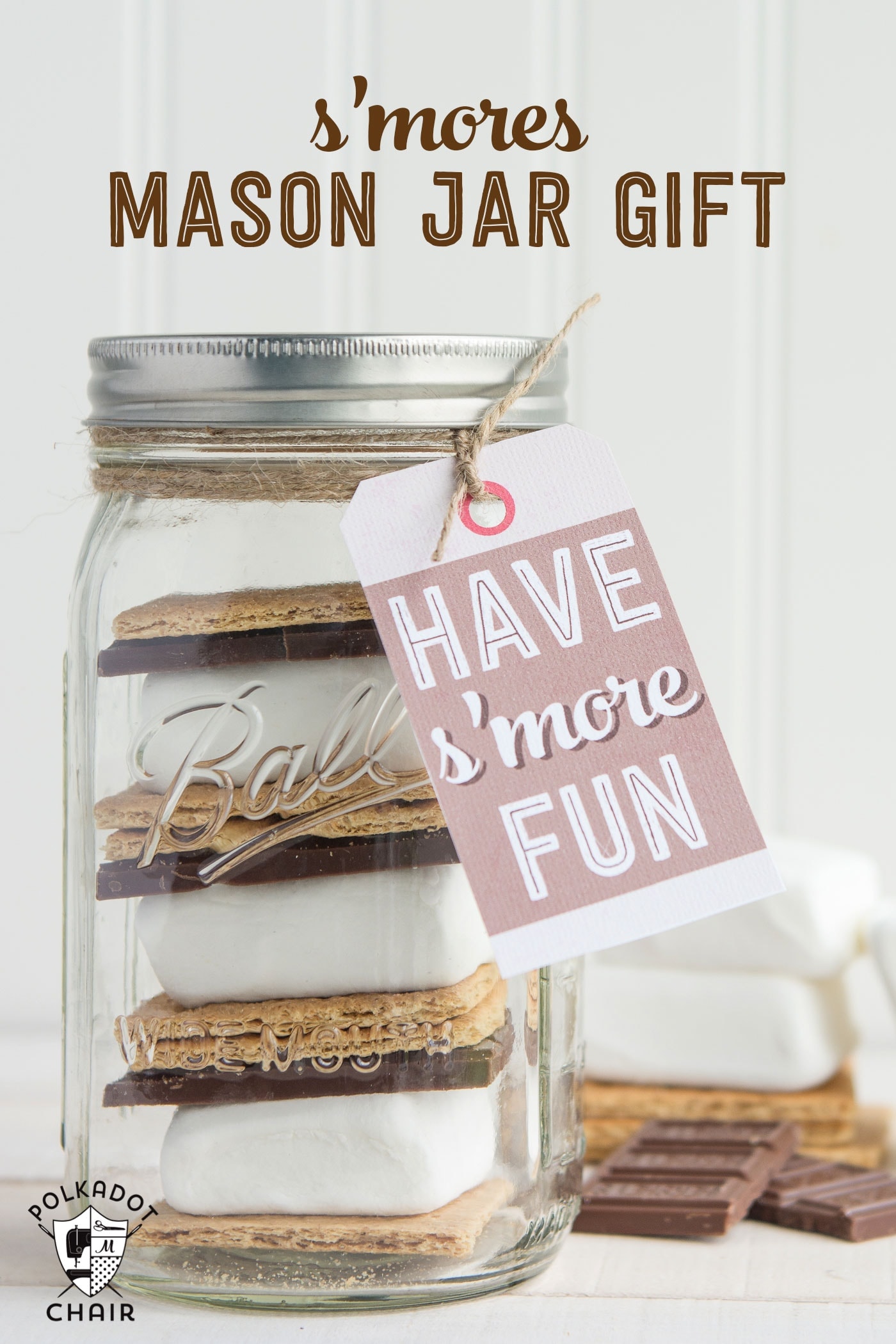 Cute S'mores Mason Jar Gift Idea- there is a free download of the gift tag too.