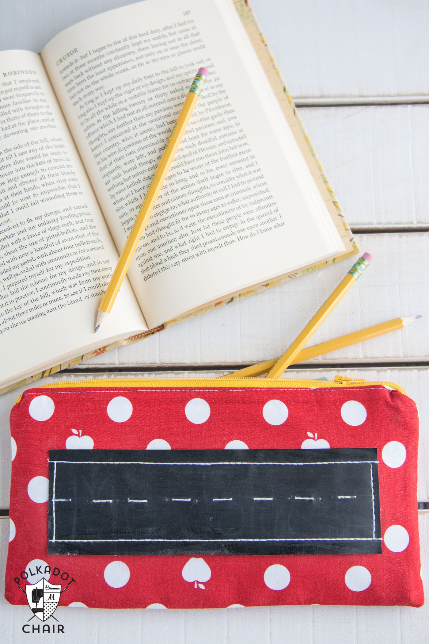 Cute pencil pouch sewing pattern, love the addition of chalkboard fabric to the front 