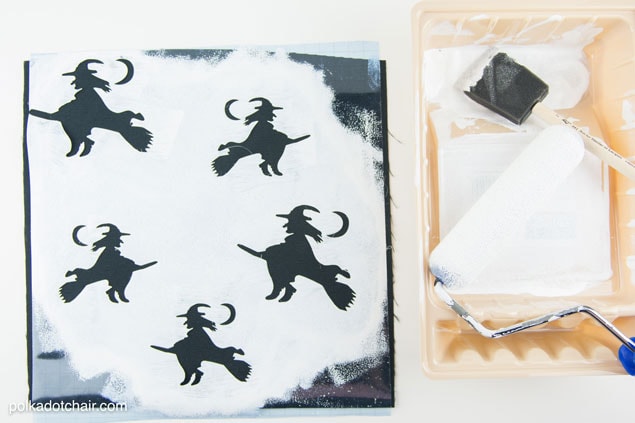 DIY Stenciled Halloween Table Runner, cute idea for Halloween Decor! 