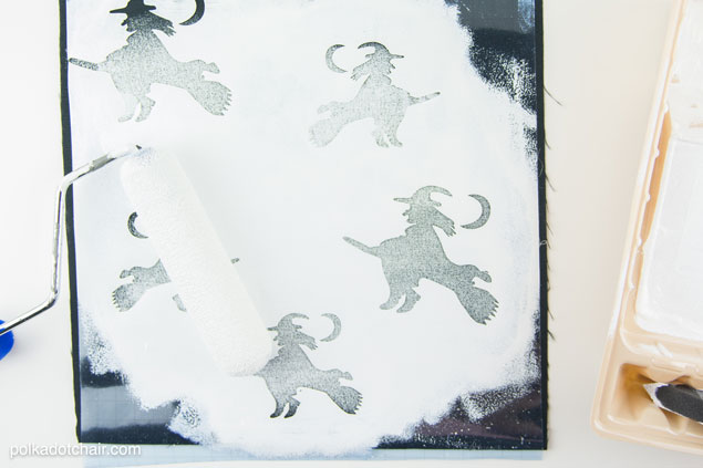 DIY Stenciled Halloween Table Runner, cute idea for Halloween Decor! 