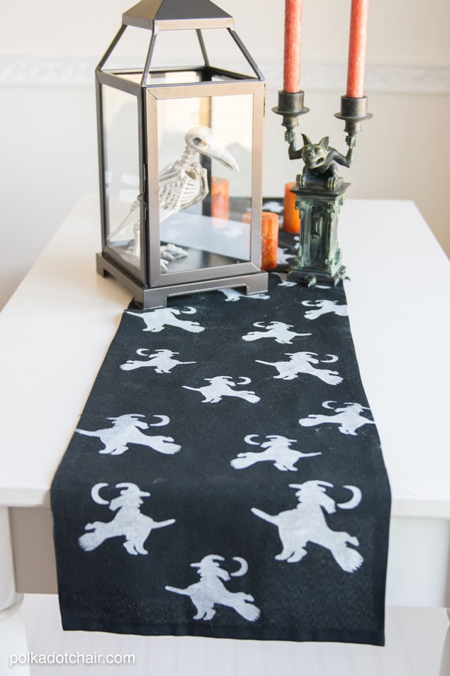 DIY Stenciled Halloween Table Runner, cute idea for Halloween Decor! 