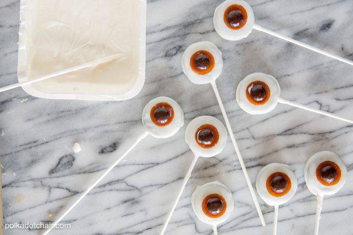 Harry Potter inspired Exploding Eyeball Cookies- they have pop rocks inside that "explode" when you eat them! So cute for Halloween Treats! 