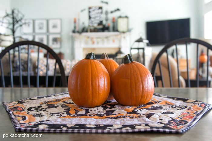 cute-quilted-holiday-table-topperes