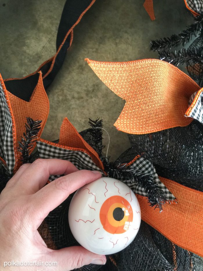 How to make a cute Halloween Eyeball wreath for your front door out of Geo Mesh and ribbon. 